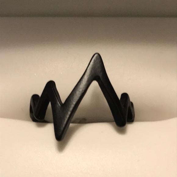 Black heartbeat ring. Size 7 - Picture 3 of 3